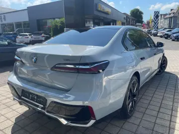 BMW i7 xD 60 MSPORT PANOSKY FOND-TV B&W KRISTALL-LED
