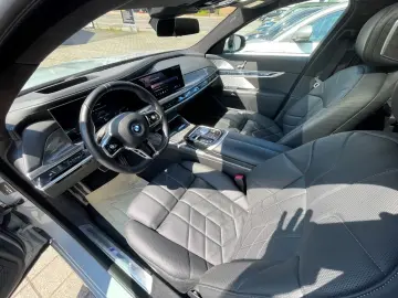 BMW i7 xD 60 MSPORT PANOSKY FOND-TV B&W KRISTALL-LED