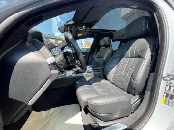 BMW i7 xD 60 MSPORT PANOSKY FOND-TV B&W KRISTALL-LED