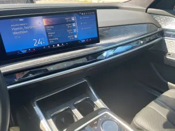 BMW i7 xD 60 MSPORT PANOSKY FOND-TV B&W KRISTALL-LED