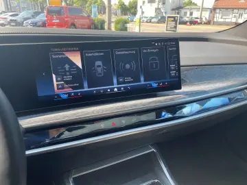 BMW i7 xD 60 MSPORT PANOSKY FOND-TV B&W KRISTALL-LED