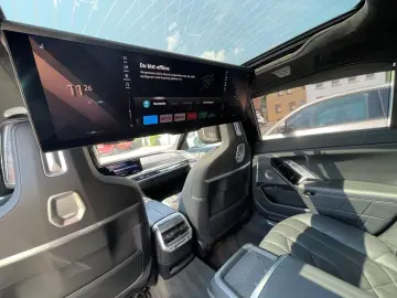 BMW i7 xD 60 MSPORT PANOSKY FOND-TV B&W KRISTALL-LED