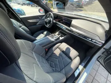 BMW i7 xD 60 MSPORT PANOSKY FOND-TV B&W KRISTALL-LED