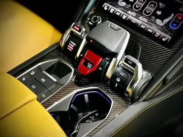 LAMBORGHINI URUS 4.0 EXT. INT.CARBON GRAU-MATT Garantie 2026
