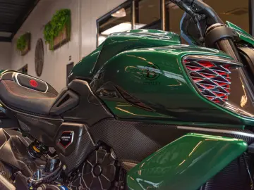 DUCATI Diavel Bentley V4  1 OF 500 LIMITED ED