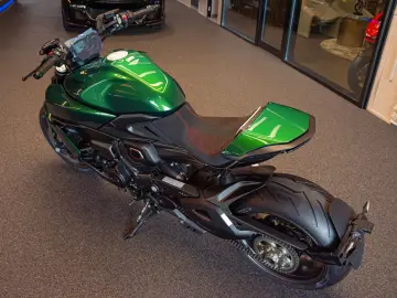 DUCATI Diavel Bentley V4  1 OF 500 LIMITED ED
