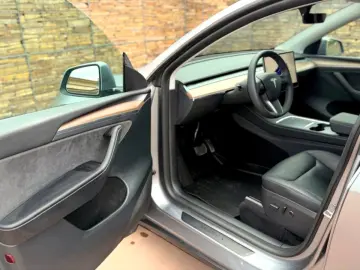 TESLA Model Y Long Range Dual Motor AWD Launch Edi...