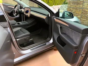 TESLA Model Y Long Range Dual Motor AWD Launch Edi...