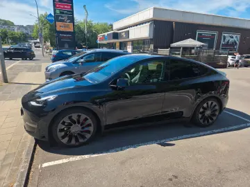 TESLA Model Y - Performance - Dual Motor - FSD