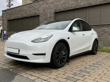 TESLA Model Y Performance AWD Leder in Weiß