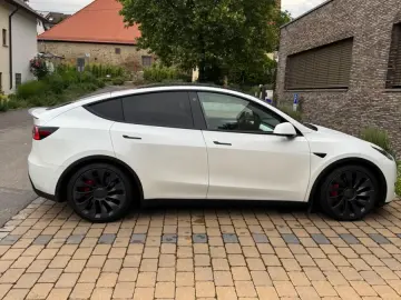 TESLA Model Y Performance AWD Leder in Weiß