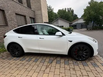 TESLA Model Y Performance AWD Leder in Weiß