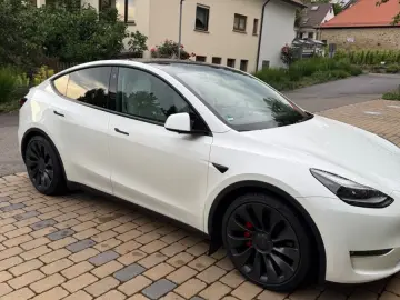 TESLA Model Y Performance AWD Leder in Weiß