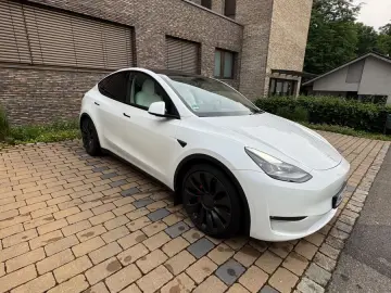 TESLA Model Y Performance AWD Leder in Weiß