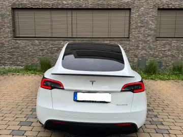 TESLA Model Y Performance AWD Leder in Weiß