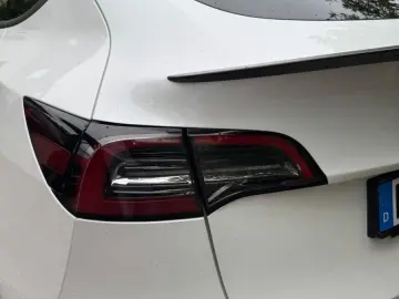 TESLA Model Y Performance AWD Leder in Weiß