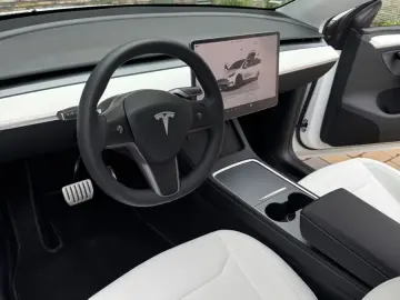 TESLA Model Y Performance AWD Leder in Weiß