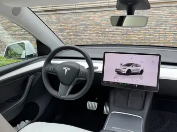 TESLA Model Y Performance AWD Leder in Weiß