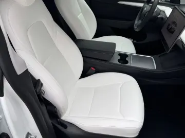 TESLA Model Y Performance AWD Leder in Weiß