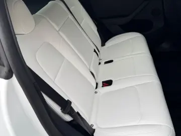 TESLA Model Y Performance AWD Leder in Weiß