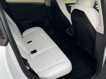 TESLA Model Y Performance AWD Leder in Weiß