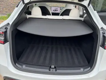 TESLA Model Y Performance AWD Leder in Weiß