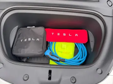 TESLA Model Y Performance AWD Leder in Weiß