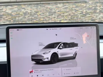 TESLA Model Y Performance AWD Leder in Weiß