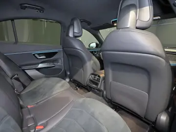 MERCEDES-BENZ E 220 d AMG DISTRO DIGITAL STHZG