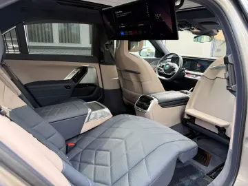 BMW 750 e xDrive Design Pure Fond Entert NP 167.000€
