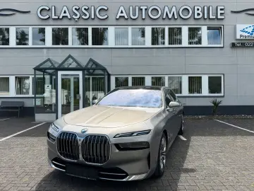 BMW 750 e xDrive Design Pure Fond Entert NP 167.000€