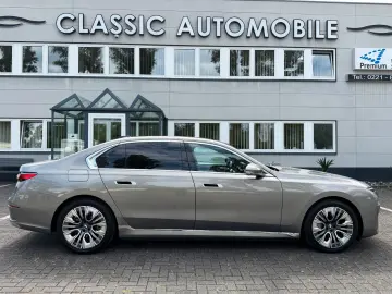 BMW 750 e xDrive Design Pure Fond Entert NP 167.000€