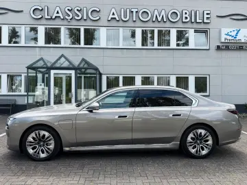 BMW 750 e xDrive Design Pure Fond Entert NP 167.000€