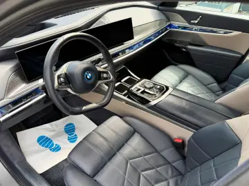 BMW 750 e xDrive Design Pure Fond Entert NP 167.000€