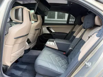 BMW 750 e xDrive Design Pure Fond Entert NP 167.000€