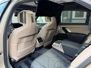 BMW 750 e xDrive Design Pure Fond Entert NP 167.000€