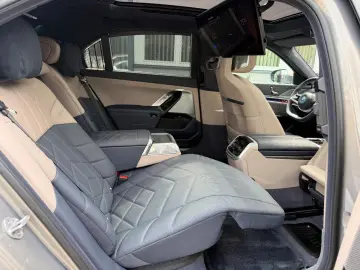 BMW 750 e xDrive Design Pure Fond Entert NP 167.000€