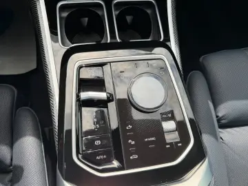 BMW 750 e xDrive Design Pure Fond Entert NP 167.000€