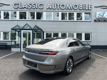 BMW 750 e xDrive Design Pure Fond Entert NP 167.000€