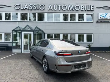 BMW 750 e xDrive Design Pure Fond Entert NP 167.000€