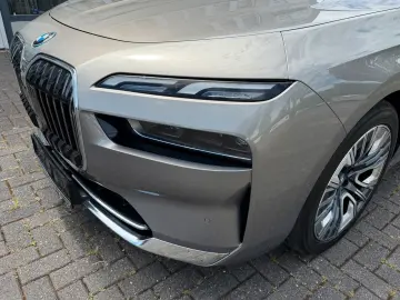 BMW 750 e xDrive Design Pure Fond Entert NP 167.000€