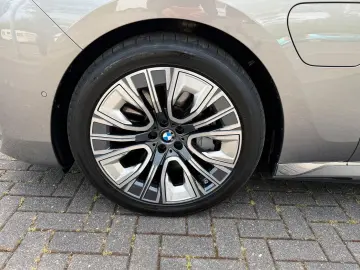 BMW 750 e xDrive Design Pure Fond Entert NP 167.000€