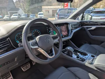 VW Touareg 3.0TDI R-Line Pano IQ Drive Kessy Matrix
