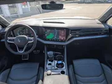 VW Touareg 3.0TDI R-Line Pano IQ Drive Kessy Matrix
