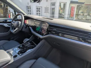VW Touareg 3.0TDI R-Line Pano IQ Drive Kessy Matrix