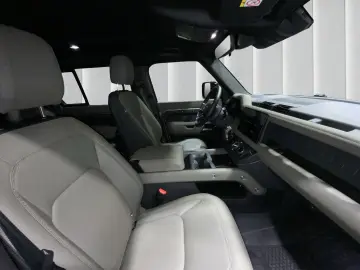 LAND ROVER Defender 110 D300 X-Dynamic SE   Komf.Plus