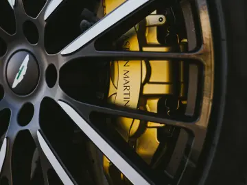 Aston Martin DBX707