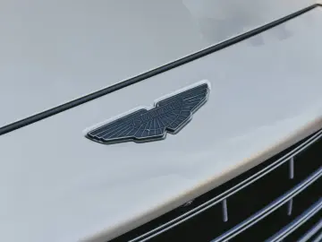 Aston Martin DBX707