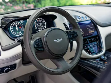 Aston Martin DBX707