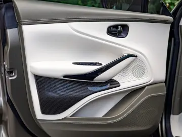 Aston Martin DBX707